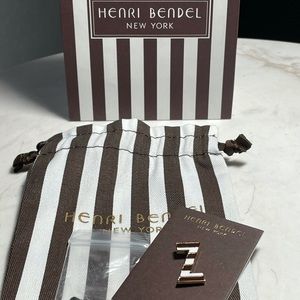 NWT Henri Bendel influencer pin with bags Z